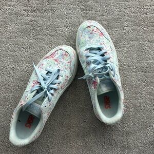 Casual Fashionable shoes that go with any outfit you’d like!